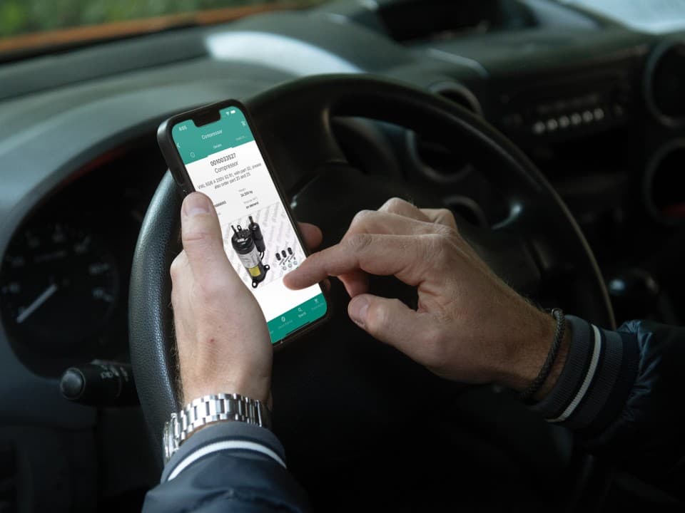 Instalatér hledající náhradní díly